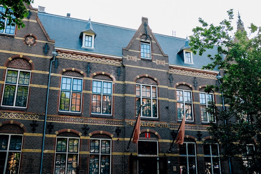 Stille leeszaal met houten tafels en archiefdozen