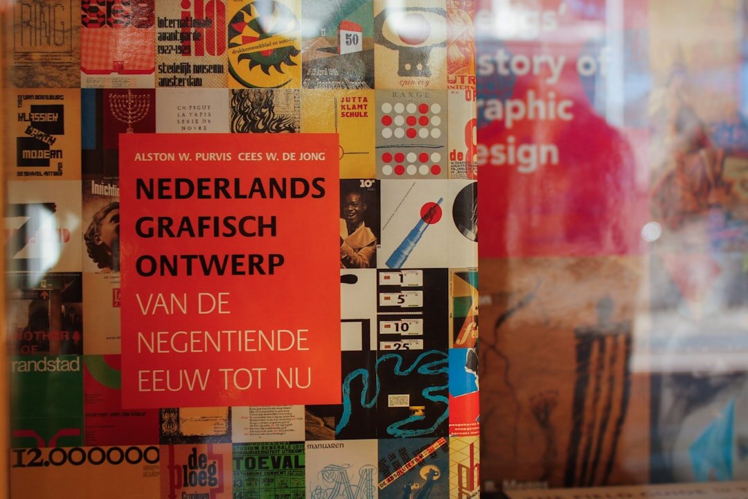 Stoffige archiefkast met oude documenten en dossiers