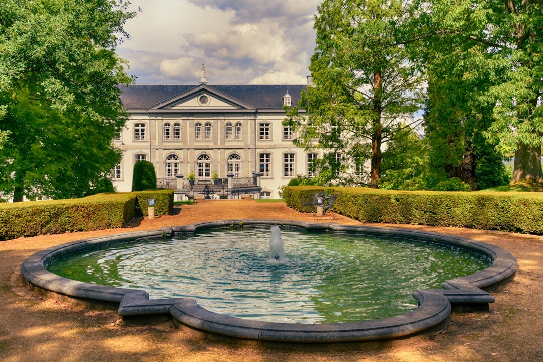 Heuvellandschap met kasteelruïne in Zuid-Limburg